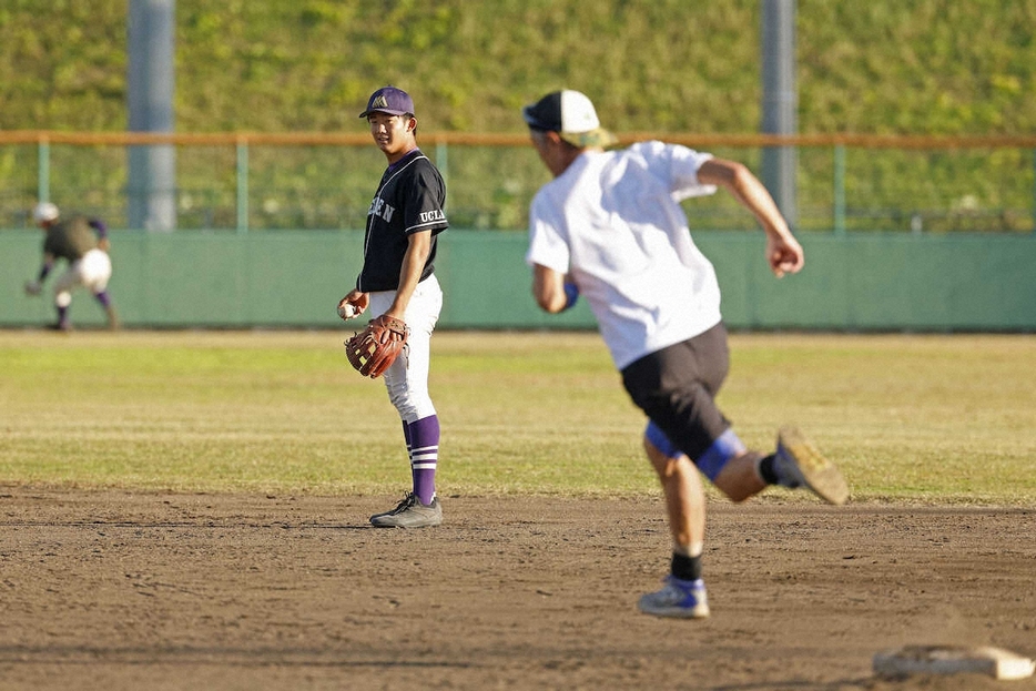 愛工大名電高野球部を指導するイチロー氏の走塁を見つめる、ソフトバンクからドラフト5位指名された石見