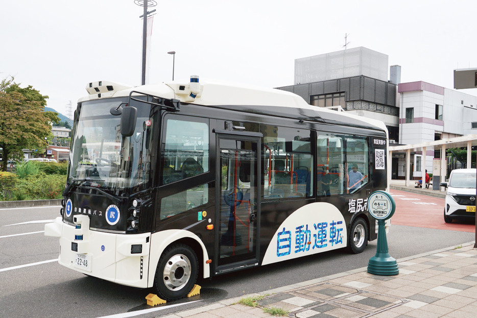 塩尻市の実証実験で使われている自動運転バスのボディーには大きく「自動運転」と印字されている。認知度の向上は安全にもつながる（WEDGE以下同）