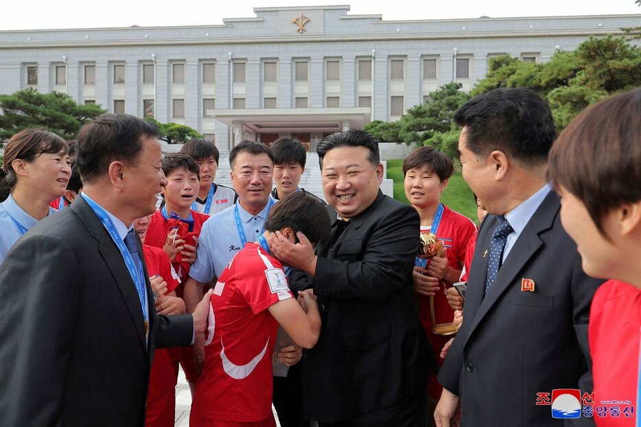 金正恩氏に祝福されるＵ－２０女子代表（ロイター）