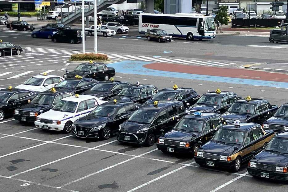 タクシーとは違い、車両を貸し切って使うことができるハイヤーは、おもに会社の重役などが愛用している。人によってはほぼお抱えのようなドライバーもいるのだが、距離が近くなる故に無茶振りをする利用客も少なくないという。相手も人間という意識を持って利用したい。