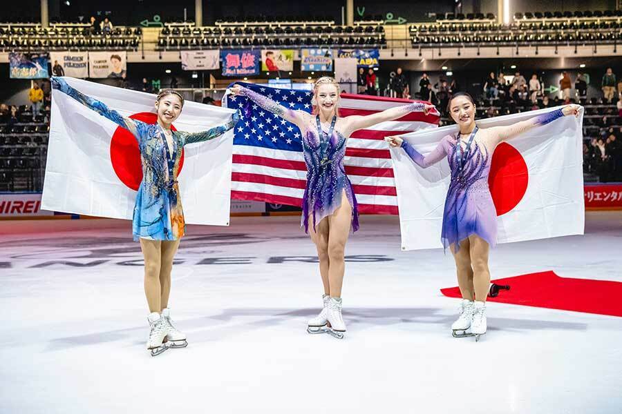 GPシリーズ・フランス杯の表彰式で樋口（右）がグレン（中央）と並んだ1枚【写真：Getty Images】