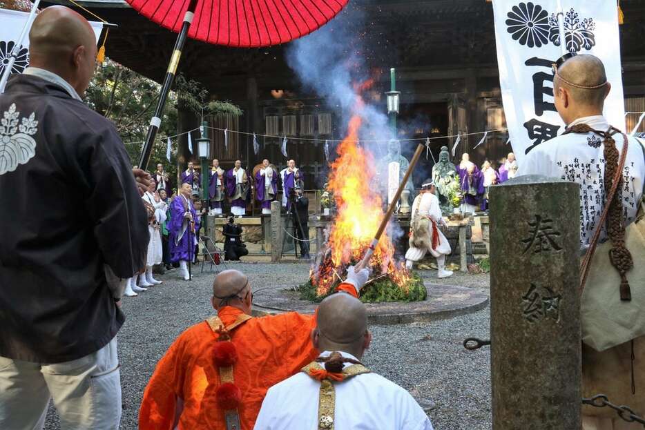 上醍醐の五大堂前で約20年ぶりに営まれた柴燈大護摩供＝京都市伏見区