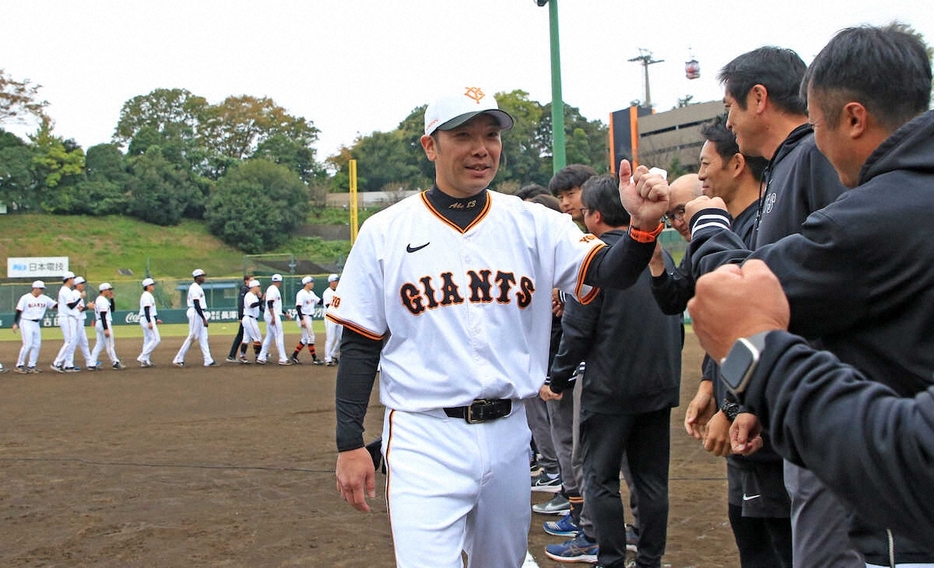 秋季練習を打ち上げスタッフらとグータッチをかわす阿部監督（撮影・西川祐介）