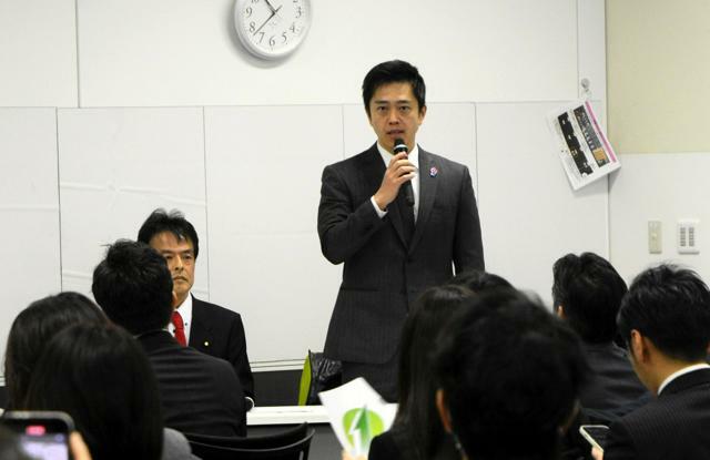 地域政党・兵庫維新の会の会合であいさつする日本維新の会の吉村洋文共同代表=2024年11月24日午前、神戸市中央区