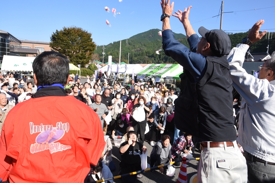 大盛況だった餅投げ=岡山県津山市で