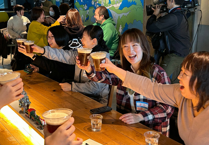 バットを原材料にしたビールで乾杯する試飲会参加者たち＝北海道北広島市のエスコンフィールド北海道で2024年11月16日午前11時14分、谷口拓未撮影