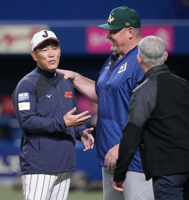 日本対オーストラリア　試合前、談笑する井端監督（左）とオーストラリアのニルソン監督（撮影・垰建太）