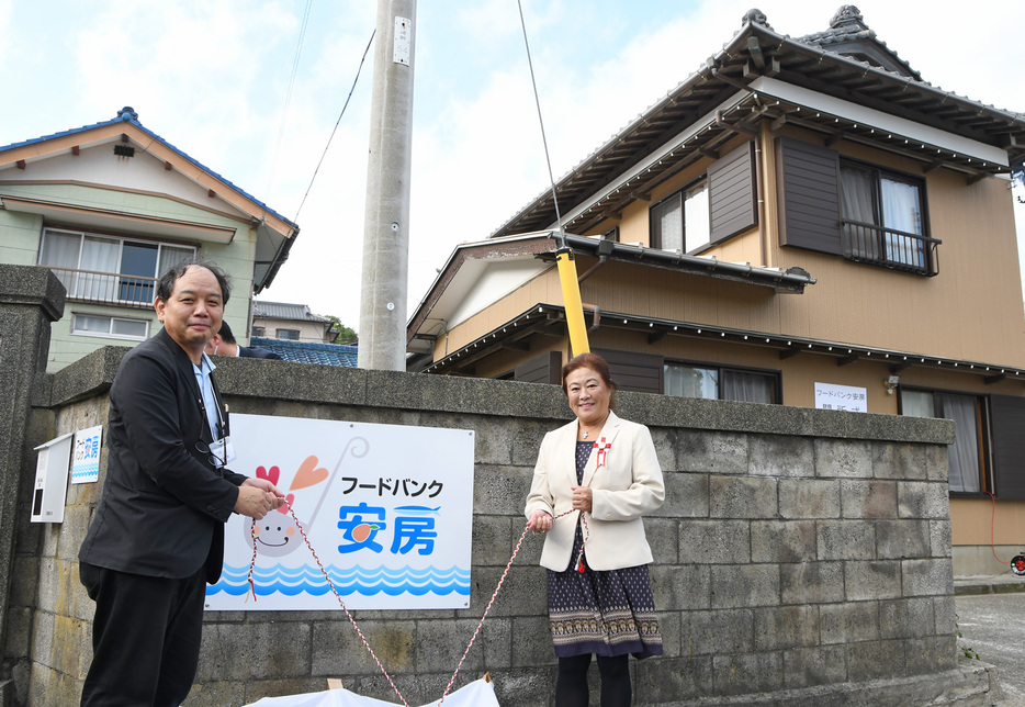 除幕式を行った菊地代表（左）と三井原久美・波左間区長＝館山