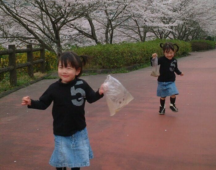 3歳のころ。桜を見に行って土手をたくさん歩いて、そしておにぎりを。