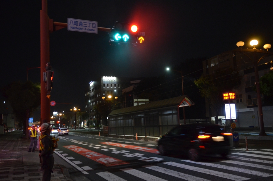 新たに設置された路面電車用の信号＝豊橋市八町通3で