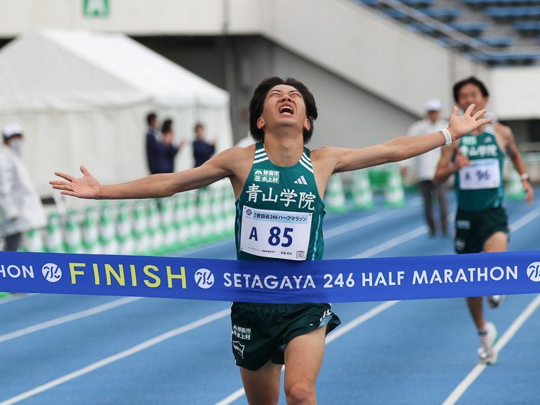 ラスト勝負に勝ち、勢いよくゴールに飛び込む安島（撮影・藤井みさ）