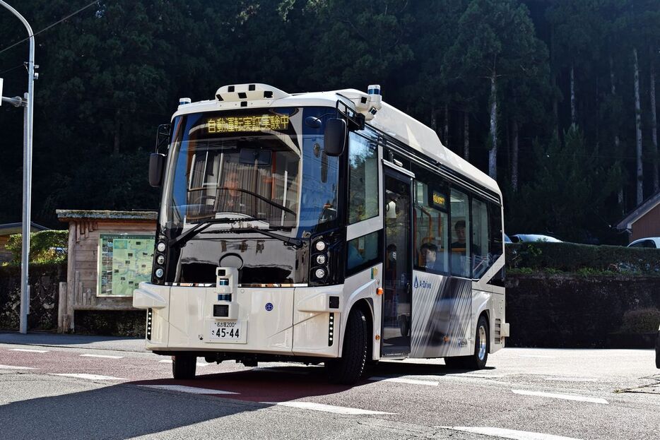 自動運転の実証実験で使われる電気小型バス=那賀町延野