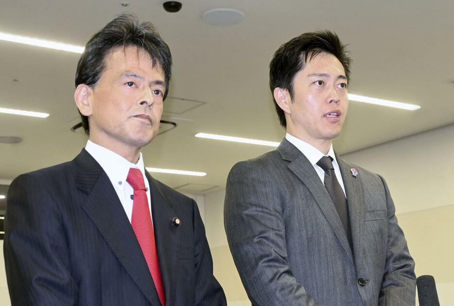 記者団の取材に応じる兵庫維新の会代表の片山大介参院議員（左）と、日本維新の会共同代表の吉村洋文大阪府知事＝24日午前、神戸市