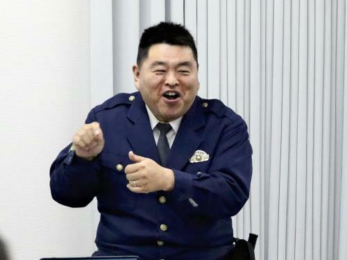 手話で語りかける長田さん（１０月３１日、横浜市鶴見区で）