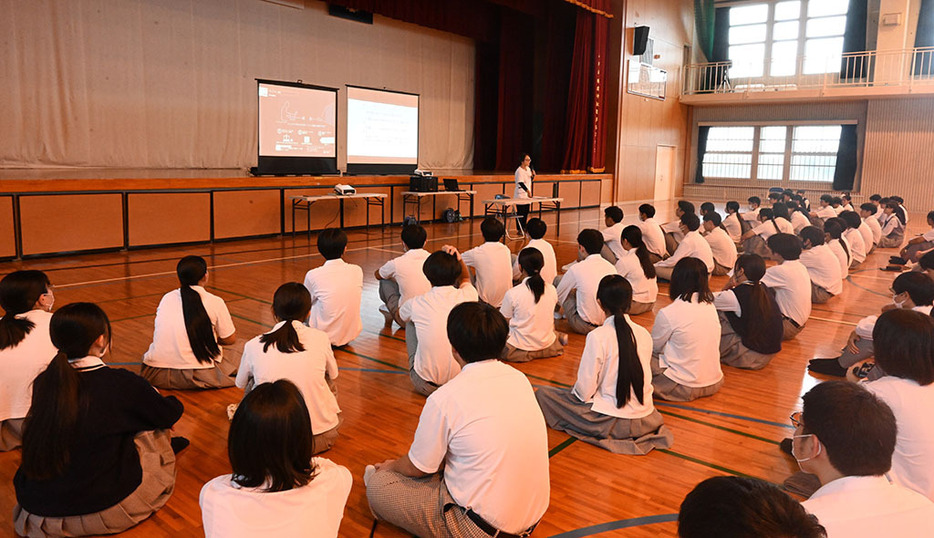 オーバードーズに関する講演を聞く生徒ら（19日、沖永良部高校）