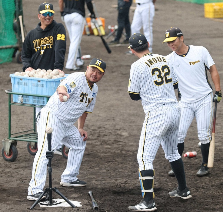 井上（右）ら野手陣に打撃指導する阪神・小谷野コーチ（撮影・椎名　航）