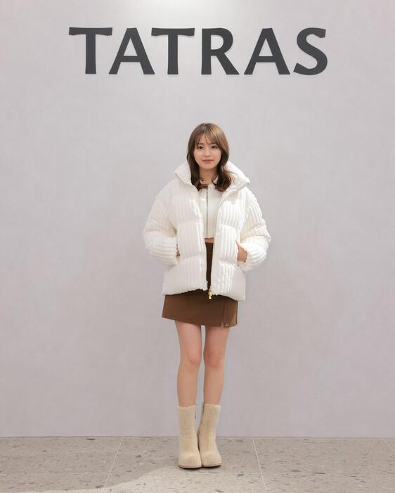 「TATRAS 銀座店」のプレビューイベントのフォトコールに登場した香音さん