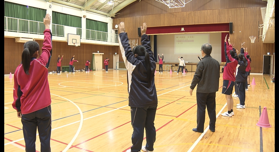 演出家に演技指導を受ける中学生