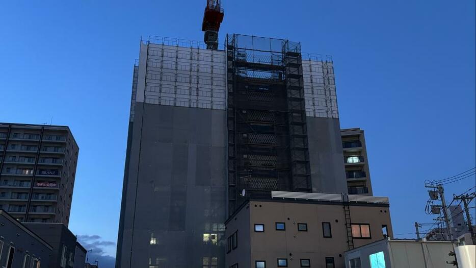 男性が転落した建設中のマンション（21日午後　札幌市東区）