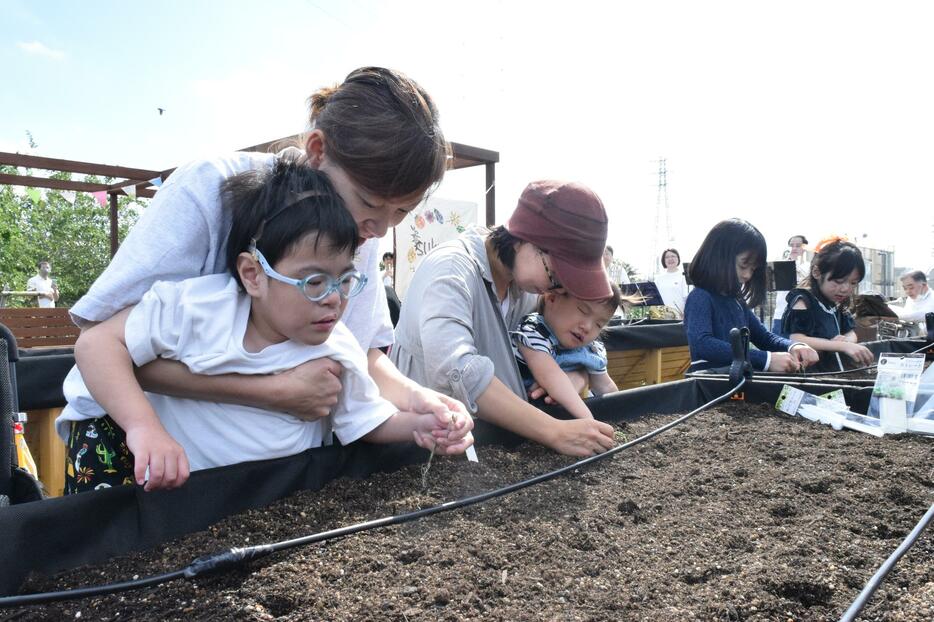 開設イベントでファーストプラント（苗植え）が行われた