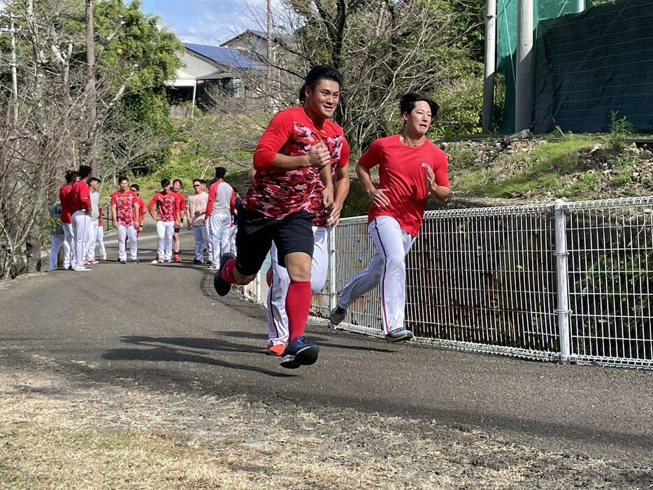 田村が他人の腕を持って走っているように見える写真