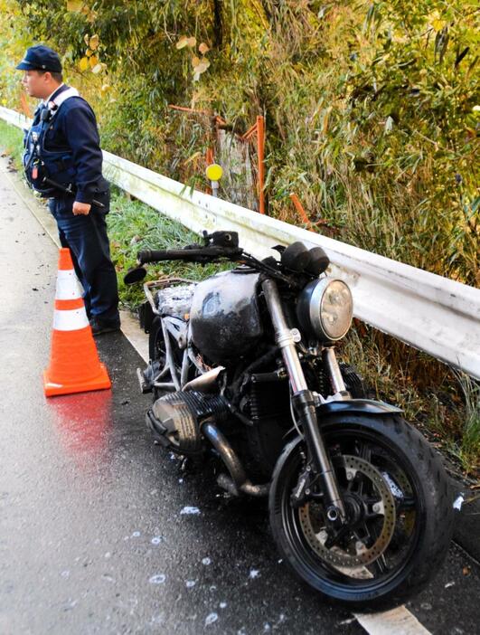 車体が激しく焼けた単車＝三田市池尻