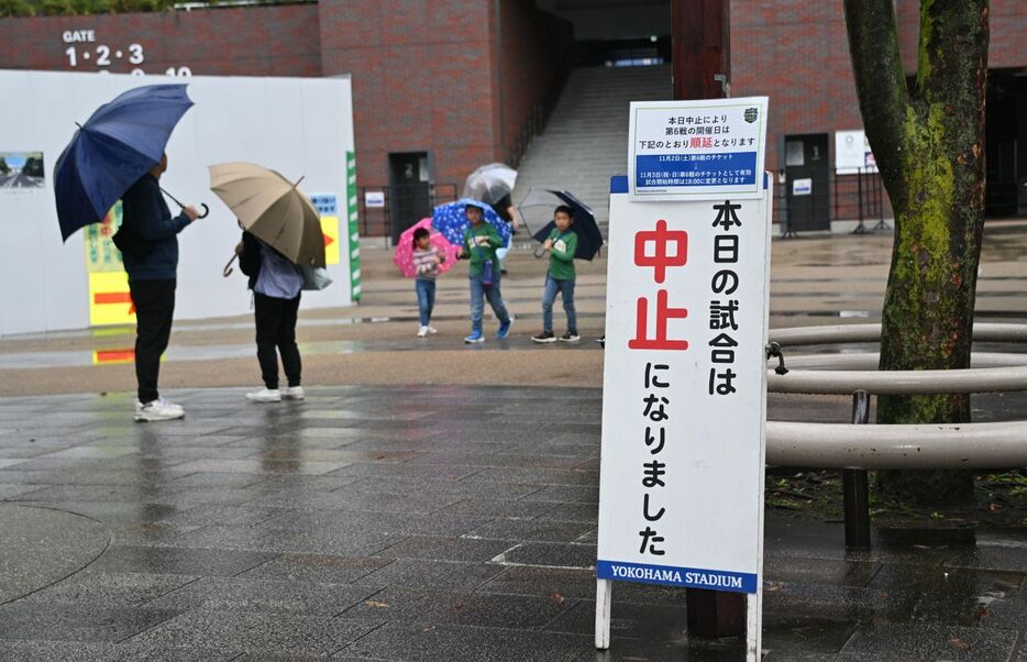 日本シリーズの雨天中止を知らせる看板（撮影・冨永豊）