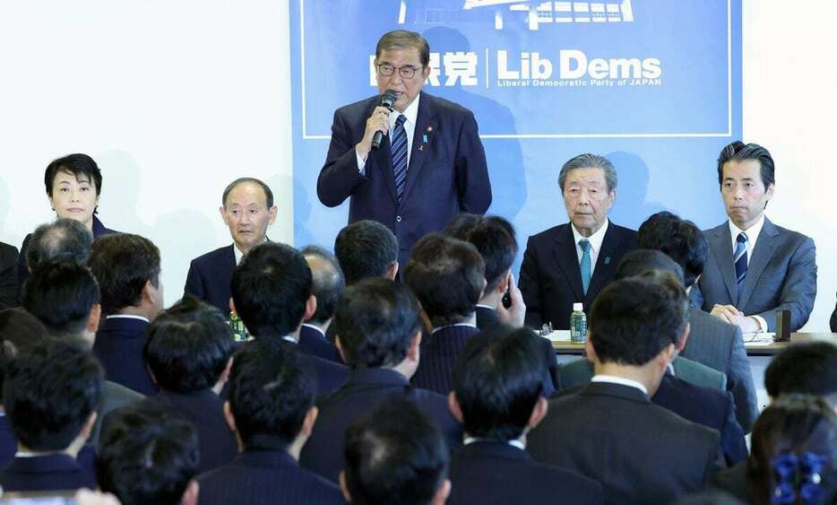 自民党両院議員懇談会で発言する石破茂首相（中央）＝7日午後、党本部（春名中撮影）