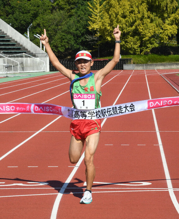 両手を挙げてフィニッシュのテープを切る世羅・中西雄也選手（1年）＝広島県三次市のみよし運動公園陸上競技場で2024年11月3日午後1時7分、藤田宰司撮影