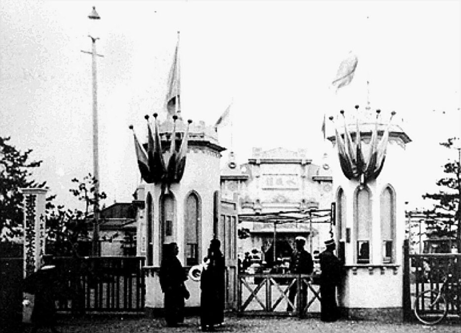 １９１３年に開館した初代の魚津水族館（同館提供）