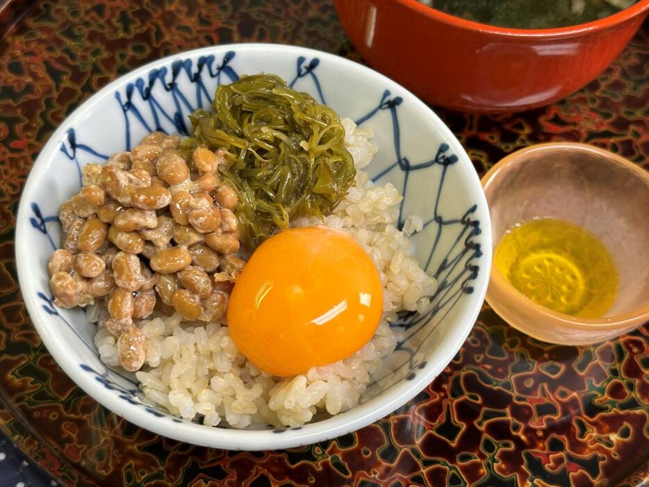 納豆、卵などがのったご飯