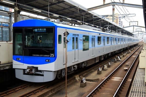 福岡市地下鉄空港線の新型4000系電車（画像：写真AC）。