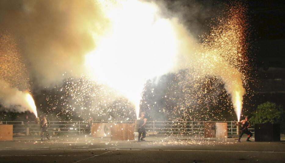 高知県室戸市で開かれた花火大会で、手筒花火を披露する花火師ら＝9月