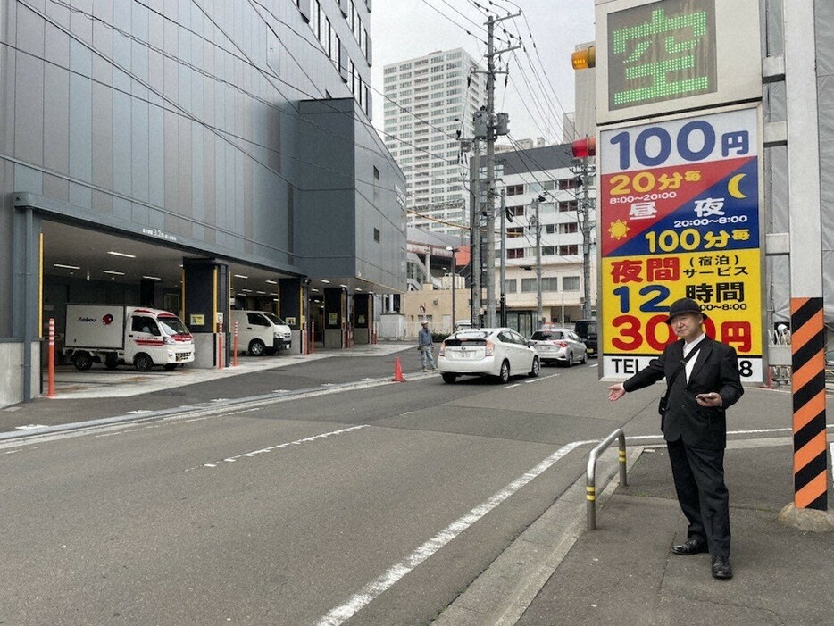 仙台駅東口で、かつて日本初の地下駅があったあたりを指し示す宮城野鉄道研究会代表の佐藤茂さん＝仙台市宮城野区で2024年4月18日午後4時13分、小川祐希撮影