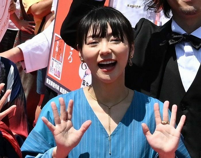 沖縄国際映画祭のレッドカーペットでポーズを取るAKINAさん＝2024年4月