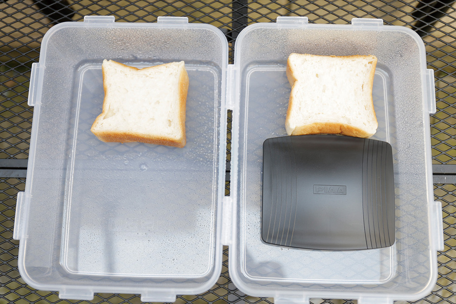 どちらのパンも湿らす程度に霧吹きで水を吹きかける。右のケースだけに「わさびDe快適空間 スタンダード」を入れておく