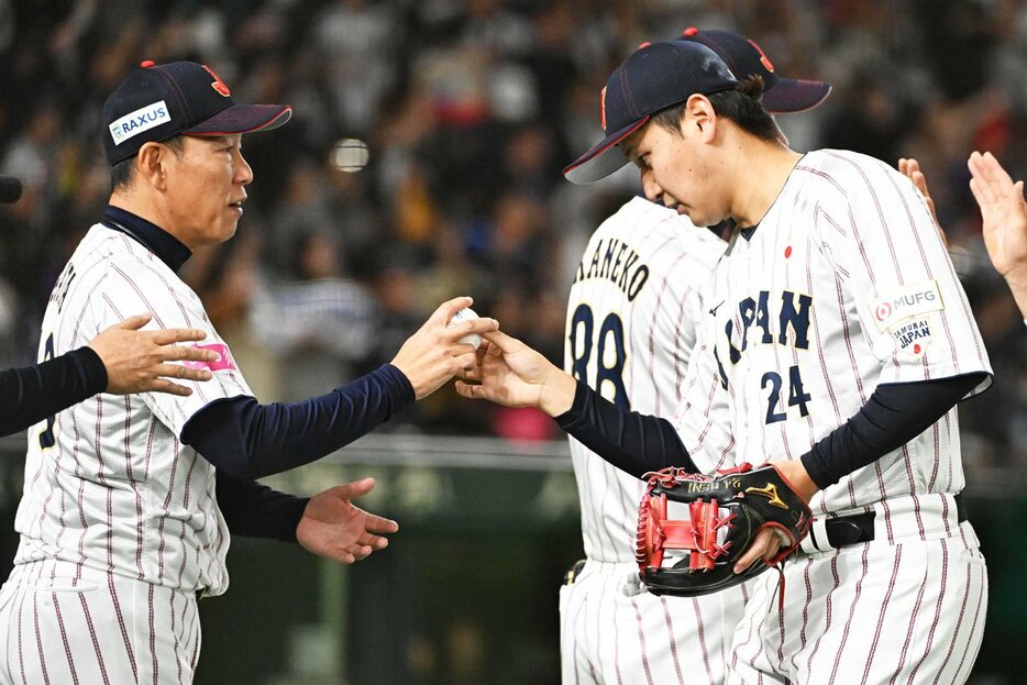 試合後、井端監督(左)にウイニングボールを渡すオリックス・紅林弘太郎