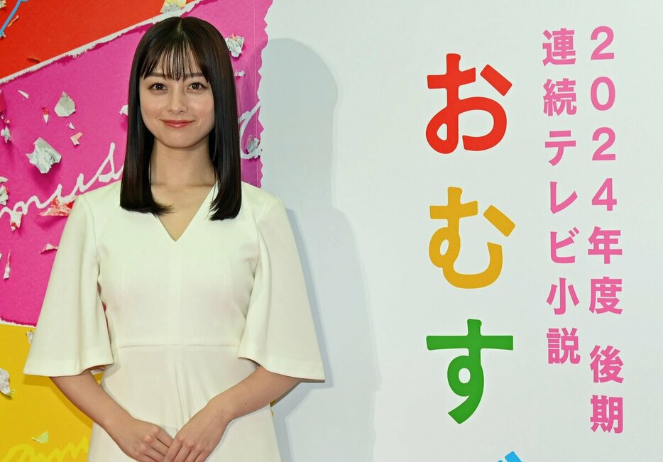 連続テレビ小説「おむすび」主演に決まり記者会見に臨む橋本環奈さん。現在放送中で、話の舞台は神戸に＝2023年8月9日、大阪市中央区