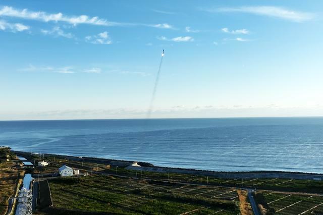 打ち上げに成功したAstroXの空中発射型ハイブリッドロケット。