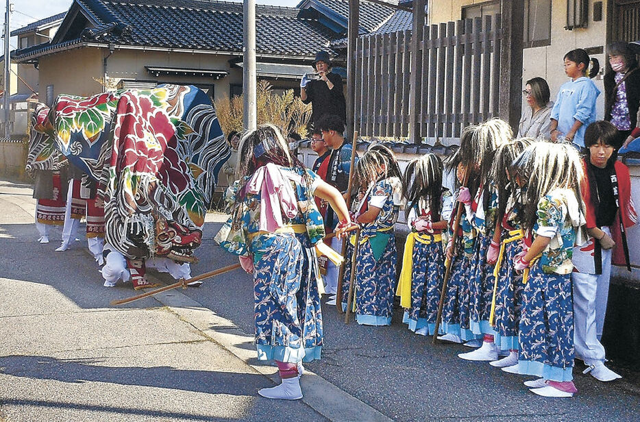 住民に披露された獅子舞＝内灘町西荒屋公民館