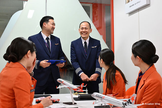 成田空港でブリーフィングするジェットスター・ジャパンの新制服初便となった成田発関西行きGK217便のパイロットと客室乗務員＝24年11月28日 PHOTO: Tadayuki YOSHIKAWA/Aviation Wire