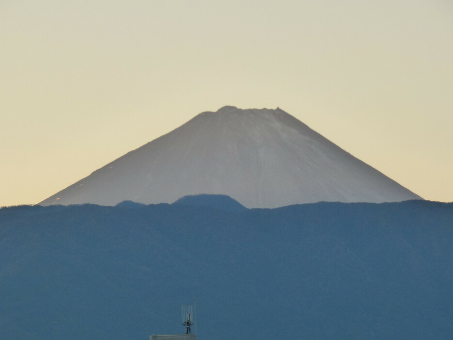 初冠雪を観測した富士山＝７日午前（甲府地方気象台提供）