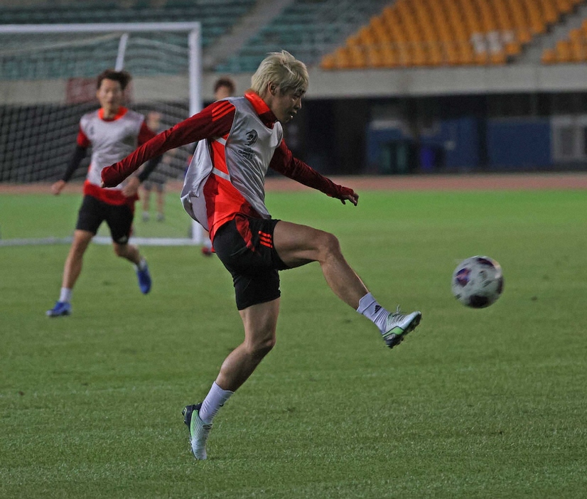 ＜サッカー日本代表練習＞クロスをあげる伊東（撮影・西海健太郎）