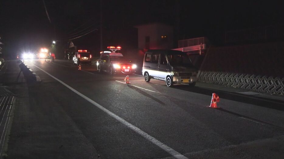 事故現場(8日午後6時すぎ)