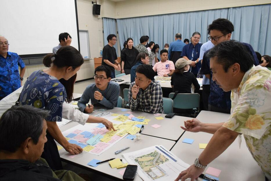 誰もが訪れやすい与儀公園にするため、アイデアを出し合う市民ら＝18日、那覇市与儀の市保健所