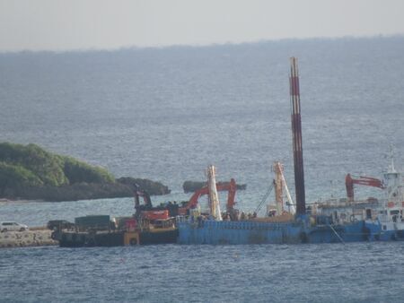 宮城島からの土砂を運搬したとみられる作業船＝２９日午後４時２０分ごろ、名護市辺野古の米軍キャンプ・シュワブ沖