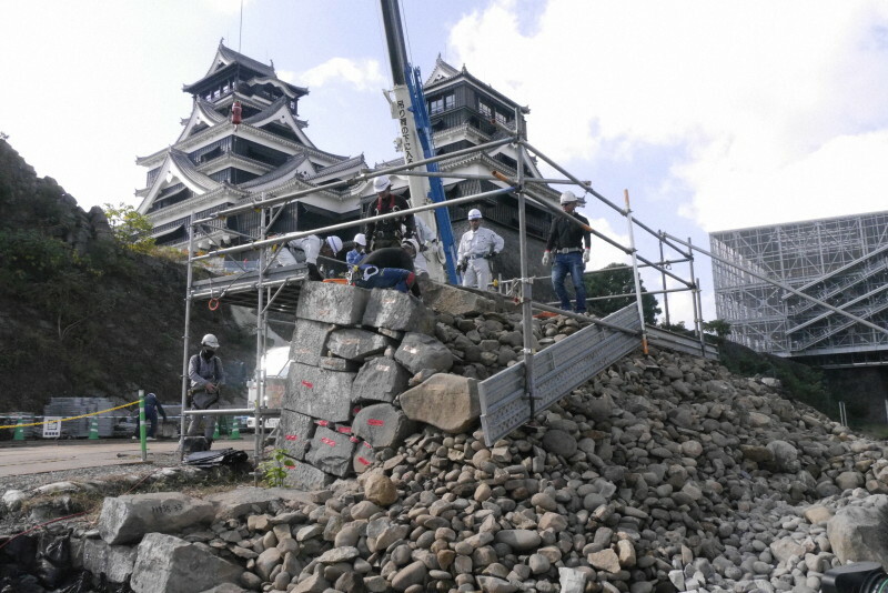 復旧工事が始まった熊本城の石門北側石垣。熊本地震で大部分が崩落する被害を受けた＝2024年11月12日午前10時52分