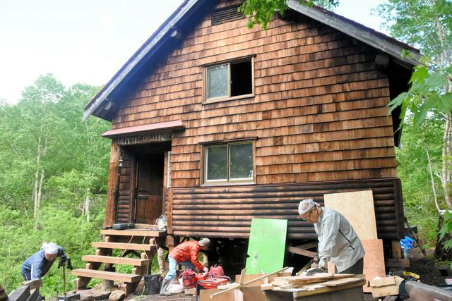 改修工事中の無意根小屋=2020年6月30日、札幌市