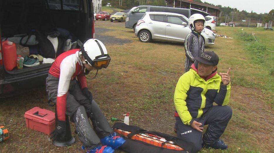 飛鳥井匠哉コーチ（右）