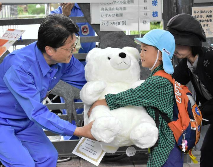 2千万人目の入園者となり、ぬいぐるみを受け取る大久保玲応ちゃん＝6日午前、県立とべ動物園